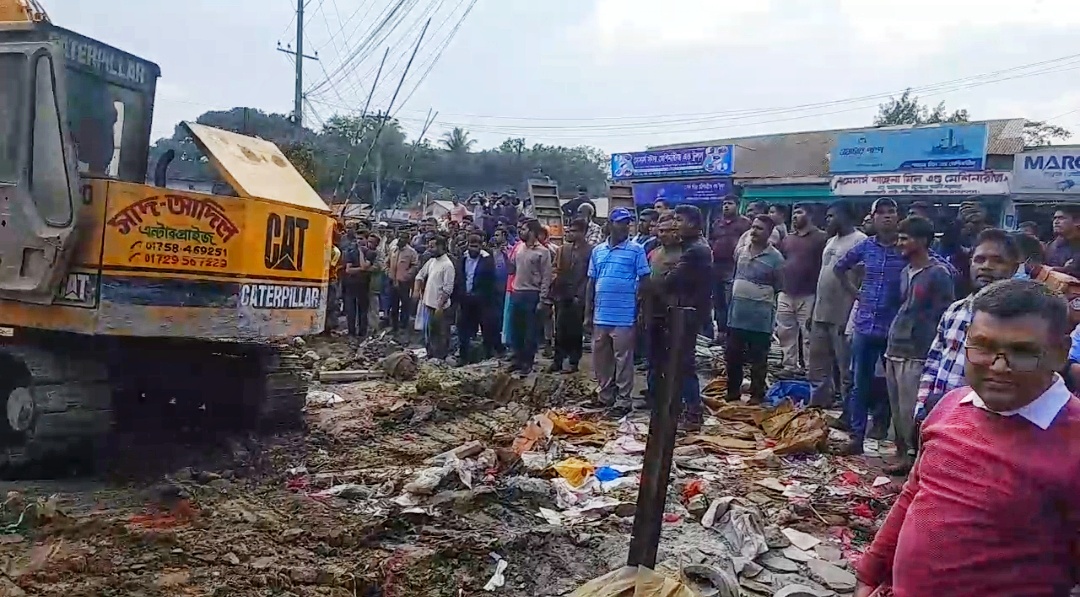 লালমনিরহাটে রেলের জমিতে নির্মিত অবৈধ স্থাপনা উচ্ছেদ