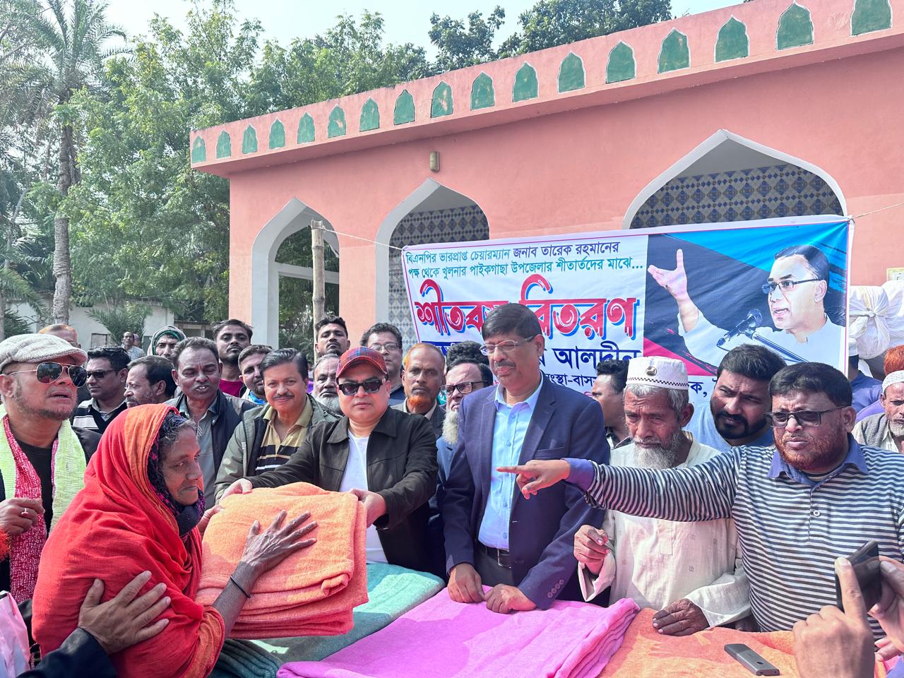 তারেক রহমানের পক্ষে পাইকগাছায় দুস্থদের মাঝে শীতবস্ত্র বিতরণ