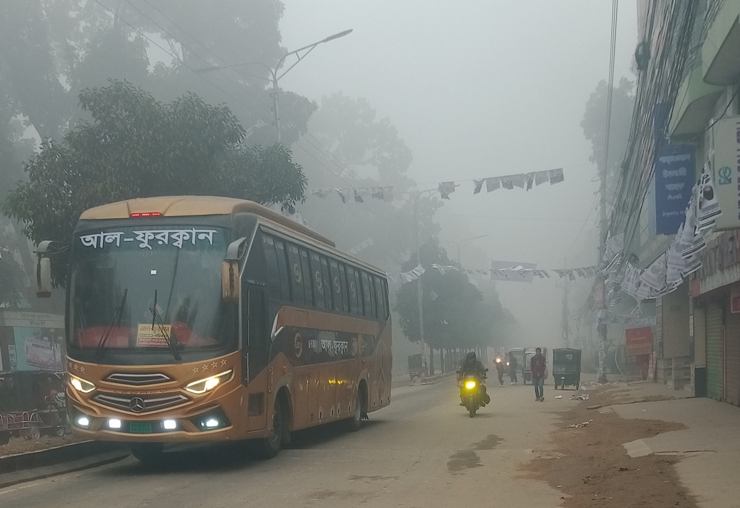 ঠাকুরগাঁওয়ে তীব্র শীতে দিনের বেলায়ও দেখা মিলছে না সূর্যের