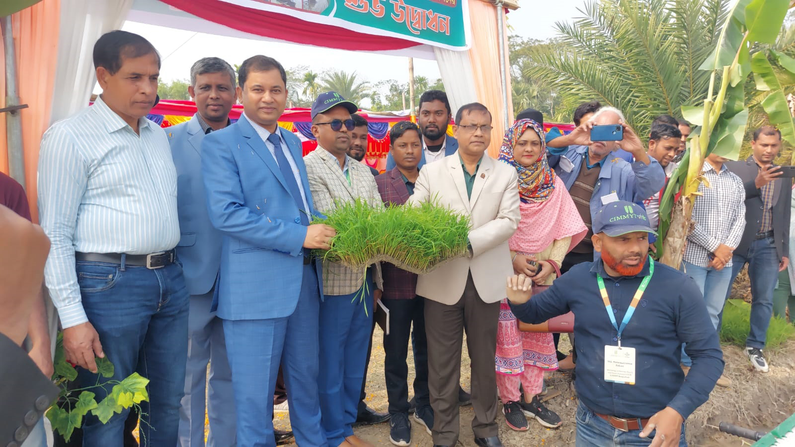 ঝালকাঠিতে রাইস ট্রান্সপ্লান্টারের মাধ্যমে ধানের চারা রোপণ