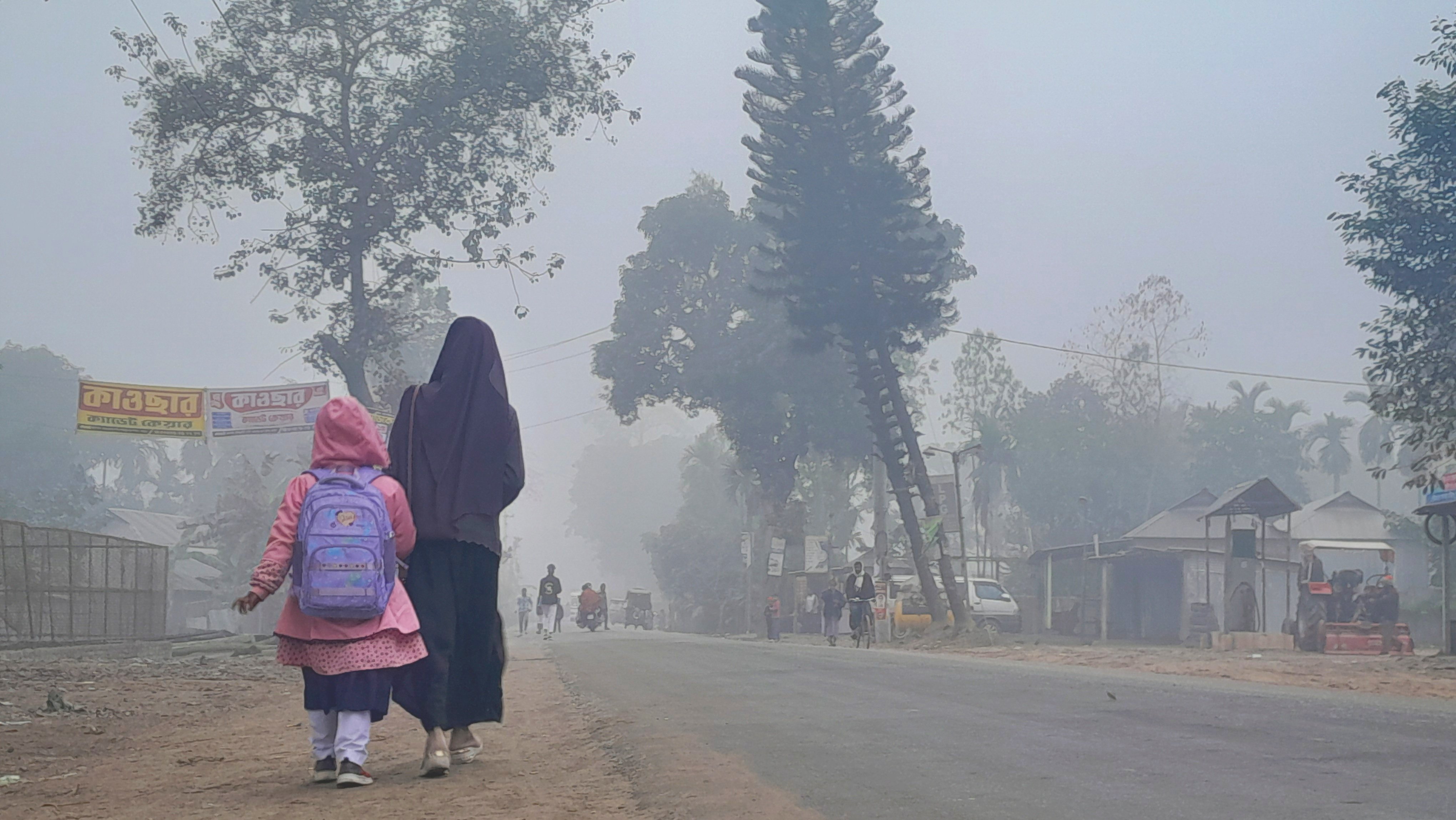 তীব্র শীতে বিপর্যস্ত লালমনিরহাটের মানুষ