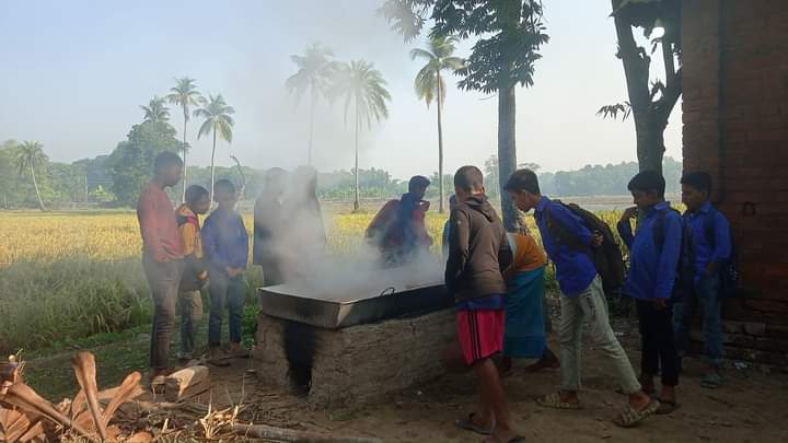 কালের বিবর্তনে হারিয়ে যাচ্ছে ফরিদপুরের খেজুর রস ও গুড়