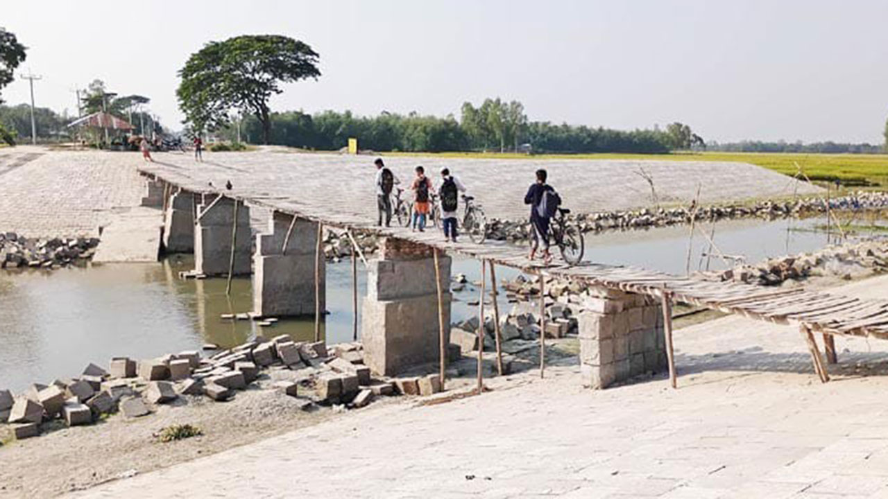 রাজা যায়, রাজা আসে, দুর্ভোগ ফুরায়না গংগাচড়ার অর্ধলক্ষ মানুষের