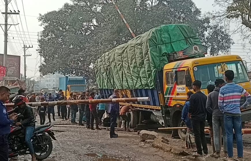 পার্বতীপুরে রেললাইনে ট্রাক বিকলে ৩ ঘন্টা রেল যোগাযোগ বন্ধ