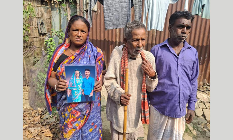 ‘আমার নিষ্পাপ পুলাডারে ক্যান গুলি করে মারল?’ শহিদ তনয়ের মায়ের করুণ আর্তনাদ