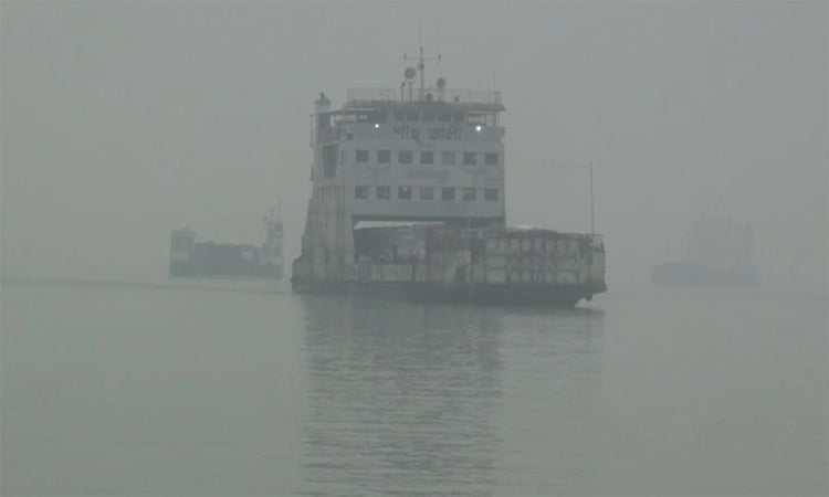 আট ঘন্টা স্থগিত থাকার পর পাটুরিয়া-দৌলতদিয়ায় ফেরি চলাচল শুরু 