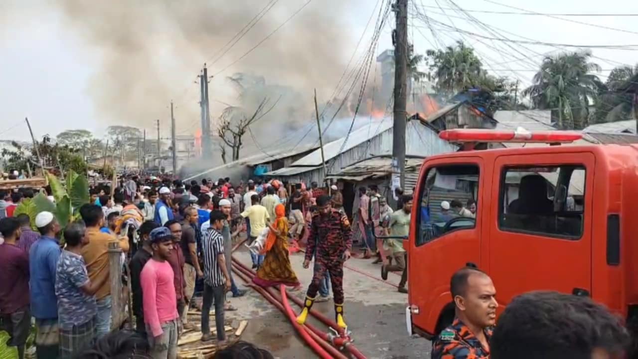 পটুয়াখালীতে অগ্নিকাণ্ডে ১২ বসতঘরসহ তিনটি দোকান ভস্মীভূত